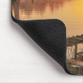 Idyllischer nebelhaftes Mountainsee des Mousepad (Ecke)