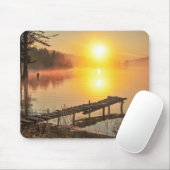 Idyllischer nebelhaftes Mountainsee des Mousepad (Mit Mouse)