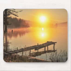 Idyllischer nebelhaftes Mountainsee des Mousepad