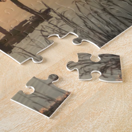 Idyllischer nebelhaftes Mountainsee des Puzzle (Seite)