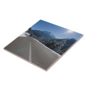 Idyllisches leeres Straße thrugh eine Fliese (Seite)