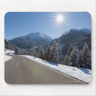 Idyllisches leeres Straße thrugh eine Mousepad
