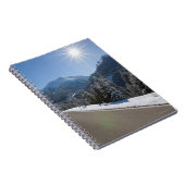 Idyllisches leeres Straße thrugh eine Notizblock (Rechte Seite)