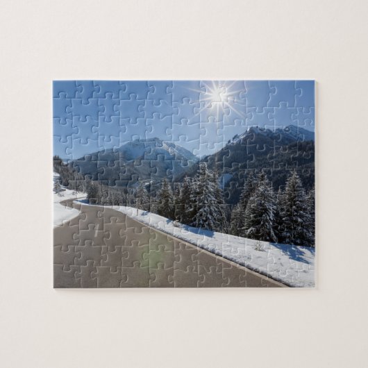 Idyllisches leeres Straße thrugh eine Puzzle (Horizontal)