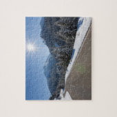 Idyllisches leeres Straße thrugh eine Puzzle (Vertikal)