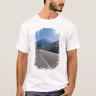 Idyllisches leeres Straße thrugh eine T-Shirt