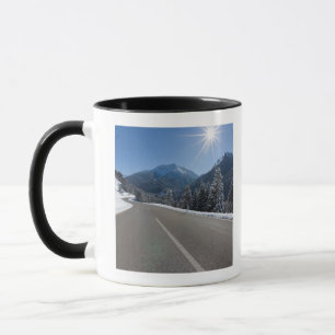 Idyllisches leeres Straße thrugh eine Tasse