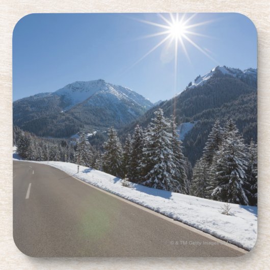 Idyllisches leeres Straße thrugh eine Untersetzer (Vorderseite)