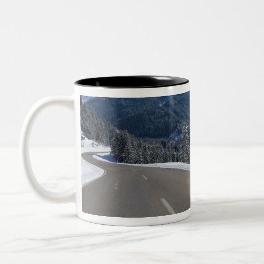 Idyllisches leeres Straße thrugh eine Zweifarbige Tasse (Links)