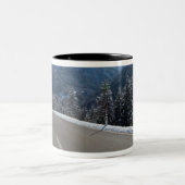 Idyllisches leeres Straße thrugh eine Zweifarbige Tasse (Mittel)