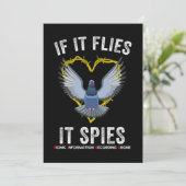 If It Flies It Spies Birds Are Not Real Funny Dron Einladung (Stehend Vorderseite)