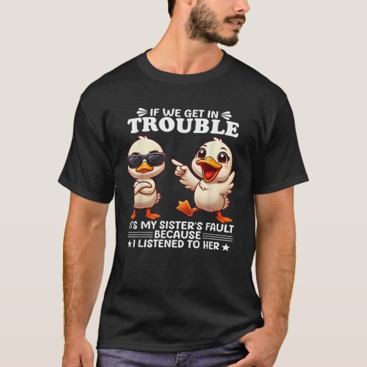 If we get in trouble it s my sister s fault becaus T-Shirt (Vorderseite)