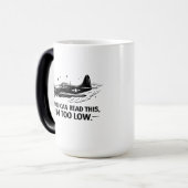 If You Can Read This Im Too Low Pilot Tee Verwandlungstasse (Vorderseite Links)