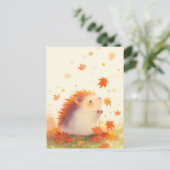 Igel beobachtet fallenden herbstlichen Ahornblatt Postkarte (Stehend Vorderseite)