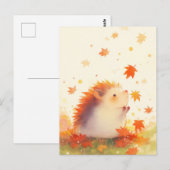Igel beobachtet fallenden herbstlichen Ahornblatt Postkarte (Vorne/Hinten)