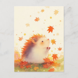 Igel beobachtet fallenden herbstlichen Ahornblatt Postkarte