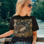 Igel im Wald William Morris-Stil T-Shirt<br><div class="desc">Ein bezaubernder Igel,  Idgie,  flüchtige Blicke durch einen Wald in diesem charmanten Design,  inspiriert von William Morris. Ideal für Naturliebhaber,  Tierfreunde und alle,  die von der Schönheit der Gärten oder des Waldes verzaubert sind. Bringen Sie die Ruhe der Natur in Ihren Raum.</div>