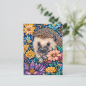 Igel in der blühenden Blume Bett Postkarte (Stehend Vorderseite)
