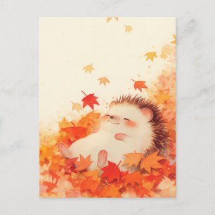 Igel liegt in herbstlichen Ahornblättern Postkarte