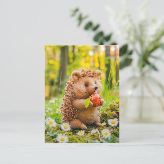 Igel mit Apple in Daisy Patch Postkarte (Stehend Vorderseite)