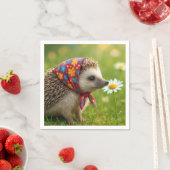 Igel mit Kopftuch schnüffelt an einer Margerite Serviette (Beispiel)