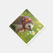 Igel mit Kopftuch schnüffelt an einer Margerite Serviette (Ecke)