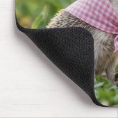 Igel riecht an einer gelben Narzisse Mousepad (Ecke)