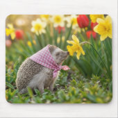 Igel riecht an einer gelben Narzisse Mousepad (Vorne)