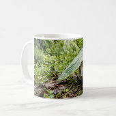 Igel schaut unter einem Blatt hervor Kaffeetasse (Vorderseite Links)
