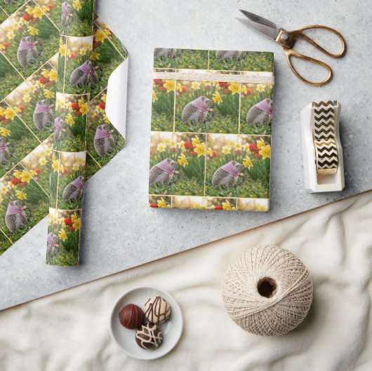 Igel schnuppert an einer gelben Daffodil Geschenkpapier (Kunsthandwerk)