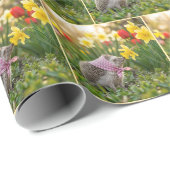 Igel schnuppert an einer gelben Daffodil Geschenkpapier (Rolleneckpunkt)