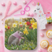 Igel schnuppert an einer gelben Daffodil Pappteller (Party)