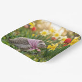 Igel schnuppert an einer gelben Daffodil Pappteller (Gewinkelt)