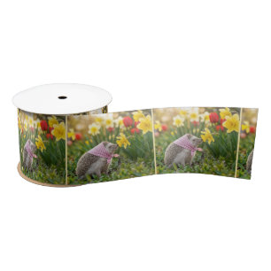 Igel schnuppert an einer gelben Daffodil Satinband