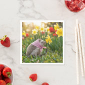 Igel schnuppert an gelber Narzisse Serviette (Beispiel)
