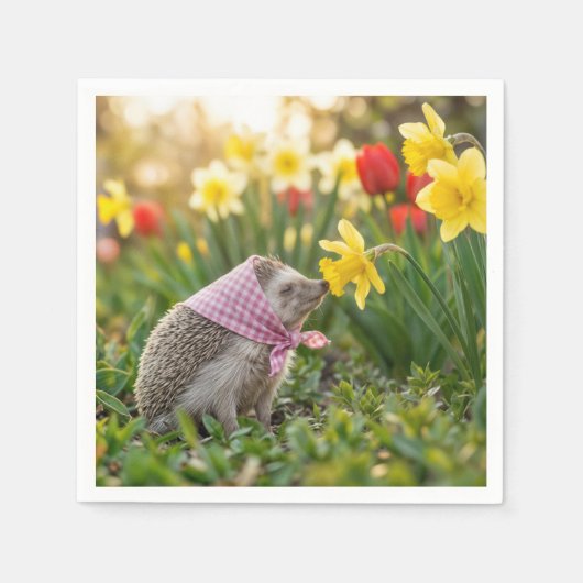 Igel schnuppert an gelber Narzisse Serviette (Vorderseite)