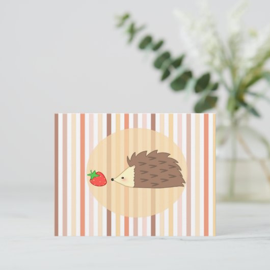 Igel und Erdbeere Postkarte (Stehend Vorderseite)