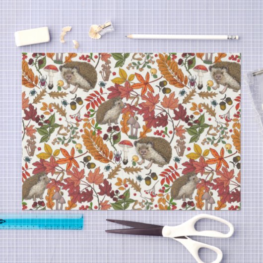 Igel und Herbstwaldflora auf Elfenbein Seidenpapier (Handwerk)
