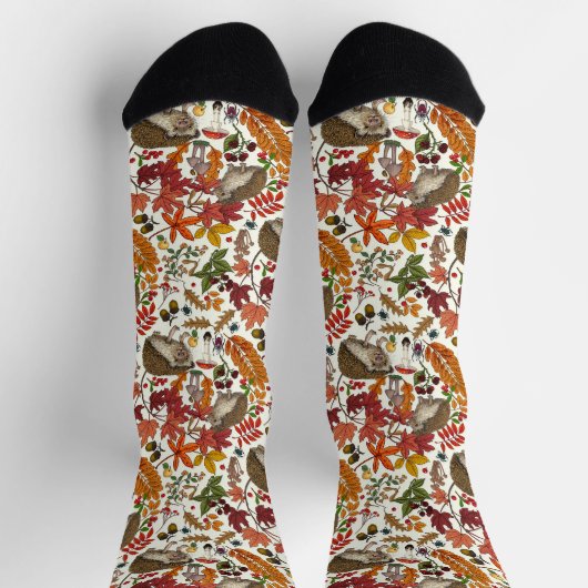 Igel und Herbstwaldflora auf Elfenbein Socken (Oben)