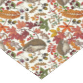 Igel und Herbstwaldflora auf Elfenbein Tischdecke (Schrägansicht)