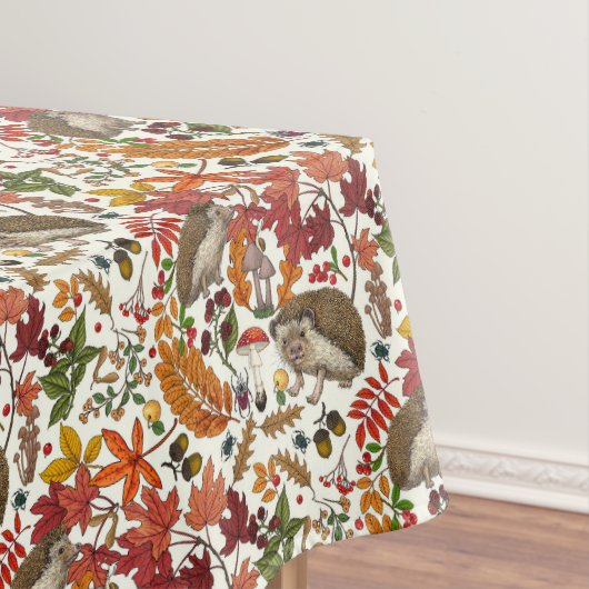 Igel und Herbstwaldflora auf Elfenbein Tischdecke (Beispiel)