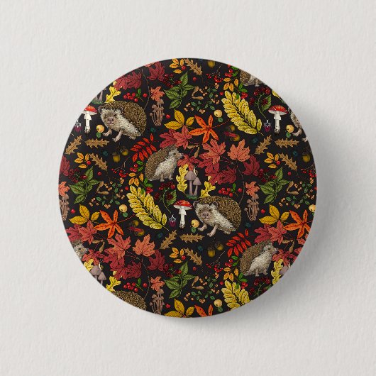 Igel und Herbstwaldflora auf Schwarz Button (Vorderseite)