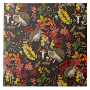 Igel und Herbstwaldflora auf Schwarz Fliese