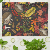 Igel und Herbstwaldflora auf Schwarz Geschirrtuch (Gefaltet)