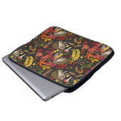 Igel und Herbstwaldflora auf Schwarz Laptopschutzhülle (Vorne Knopf)