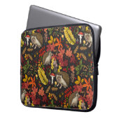 Igel und Herbstwaldflora auf Schwarz Laptopschutzhülle (Vorderseite Links)