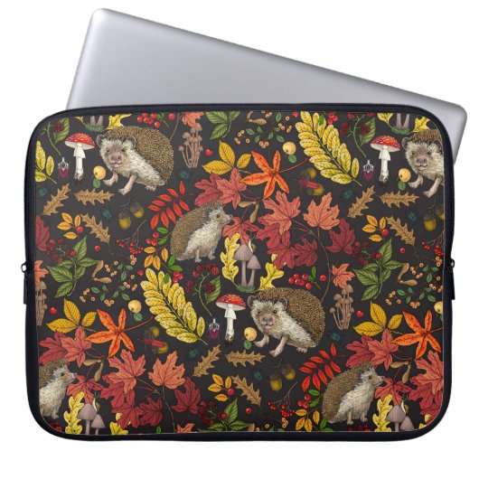 Igel und Herbstwaldflora auf Schwarz Laptopschutzhülle (Vorderseite)