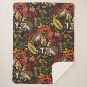 Igel und Herbstwaldflora auf Schwarz Sherpadecke