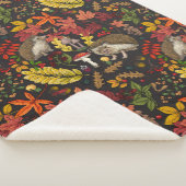 Igel und Herbstwaldflora auf Schwarz Sherpadecke (3/4)