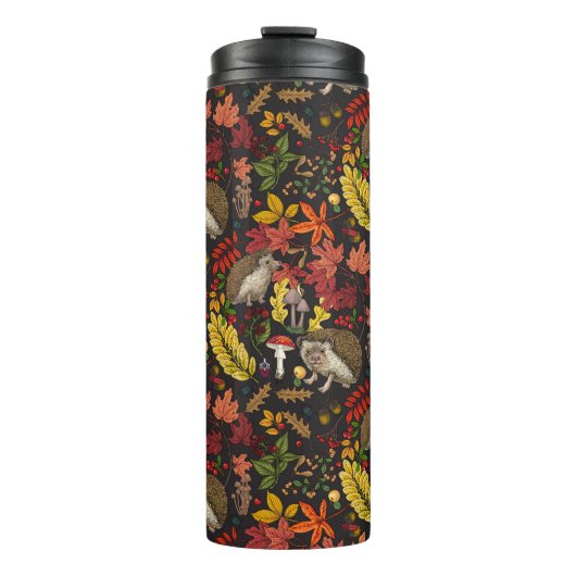 Igel und Herbstwaldflora auf Schwarz Thermosbecher (Vorderseite)